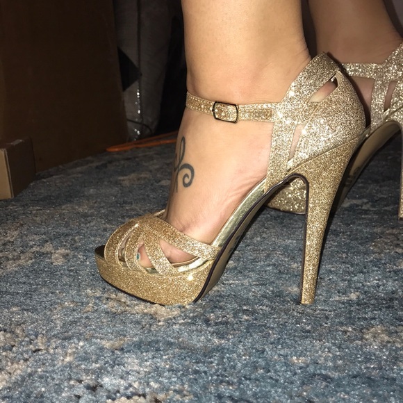 Gold heels - Picture 2 of 7